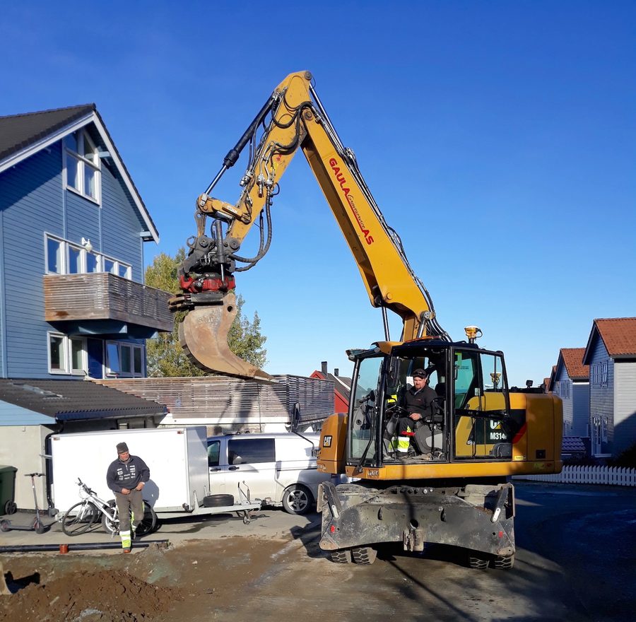 Hjulgraver i arbeid ved bolig